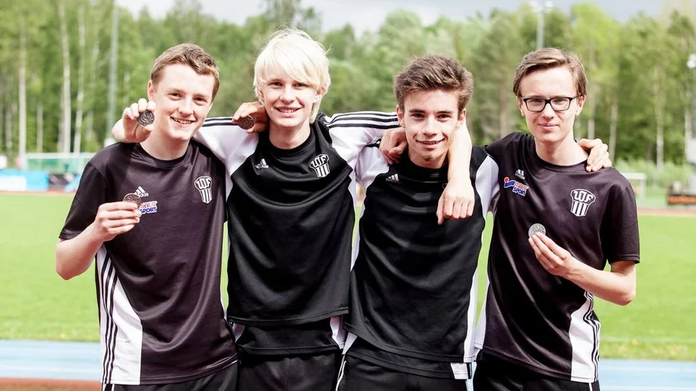 Silverlaget P15. Kevin Woodward, Johan Pedersen, Dominic Lightowler och Arvid Gustafsson tog silver på 4x80m i P15.