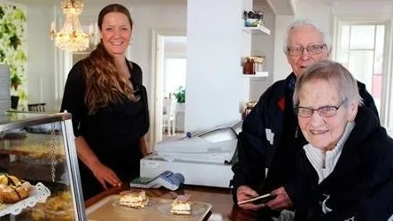 Lena Svanborg serverar Lars och Inga Hagblom Napoleonbakelser.