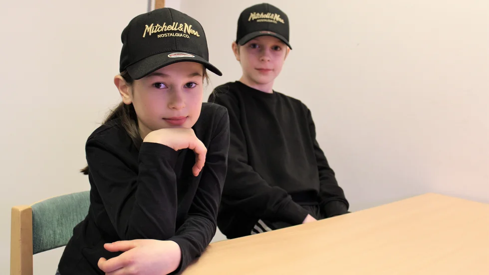 Rayana Alkhanov och Leo Allvin Thörn går i årskurs 4 på Astrid Lindgrens skola. De berättar att kepsen för dem är en trygghet och något de har på sig överallt, hela tiden. Därför är de extra glada att nu få ha den på sig även i klassrummet och matsalen.