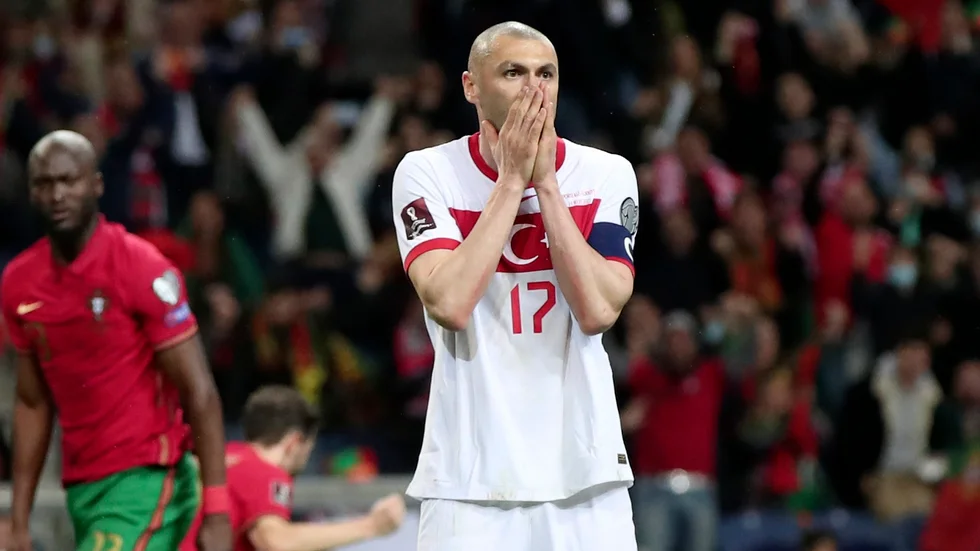 Turkiets Burak Yilmaz efter att ha missat en straff i playoffsemifinalen till VM, mot Portugal.