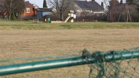 Här i korsningen Gamla Starforsvägen - Norrgårdsgatan i Heby ska den nya lekparken anläggas under våren.