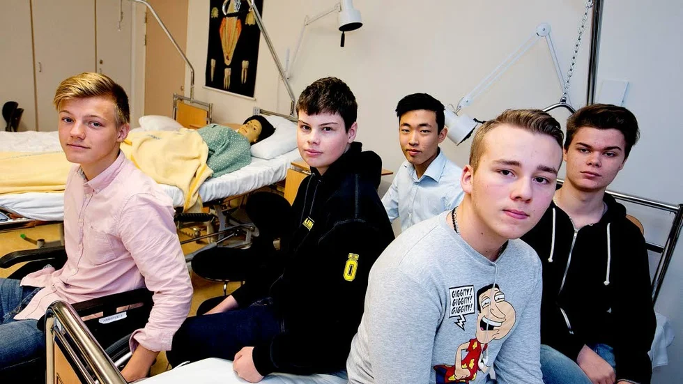 Killar kan. Emil Strandell, Martin Thorsell, Adam Hällström, Johan Bäckström och Adrian Lagergren på plats i undervisningssalen.