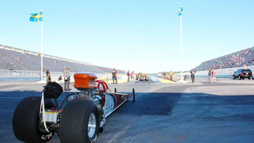 På torsdagen trog EM-tävlingarna i dragracing i gång på Tierps arena. Över 1000 skolelever fanns på plats.