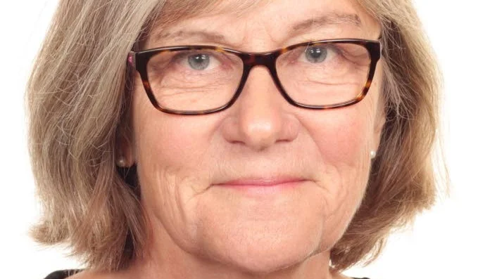 Psykolog. Pia Risholm Mothander är leg psykolog och psykoterapeut, docent och universitetslektor i utvecklingspsykologi vid Stockholms universitet.