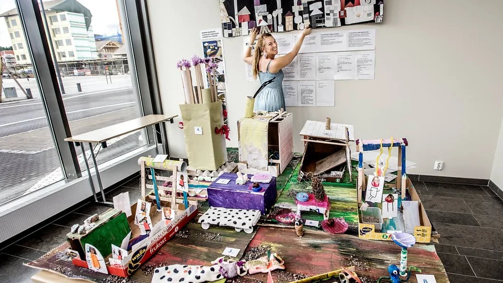 Inovativt. Förskoleläraren Frida Ström sätter upp en av förskolebarnens bilder av hur det nya Sågenområdet skulle kunna se ut.