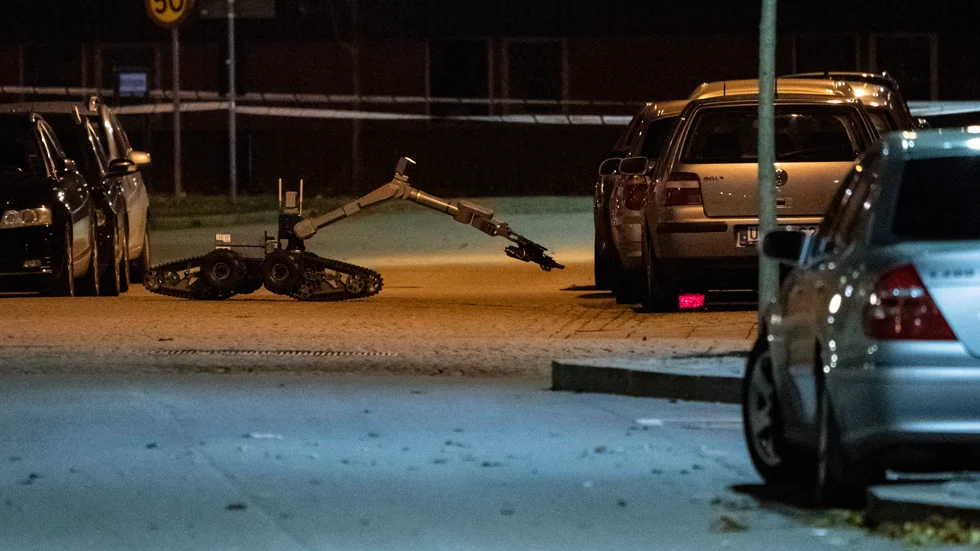 Polisens bombrobot undersökte under natten det misstänkta föremålet under en bil i Landskrona.