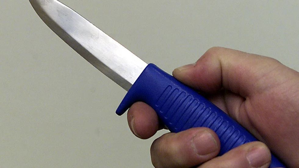 Katrineholmaren misstänks nu för tre fall av grovt olaga hot. Kniven på bilden är inte den kniv som mannen bar på hotellet.