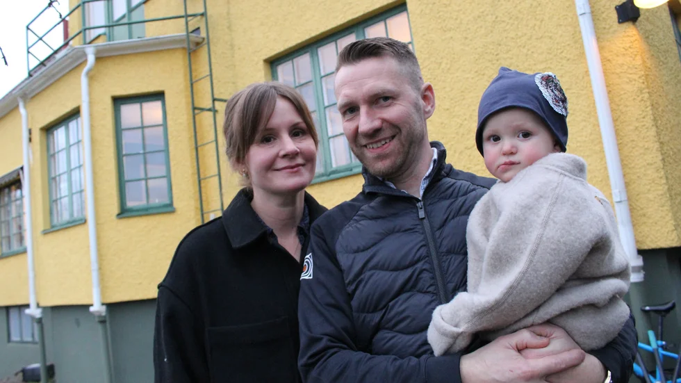 Ida Edlund och Martin Linderson tillsammans med åtta månader gamla Ingrid, på baksidan av huset på Djurgårdsgatan. 
