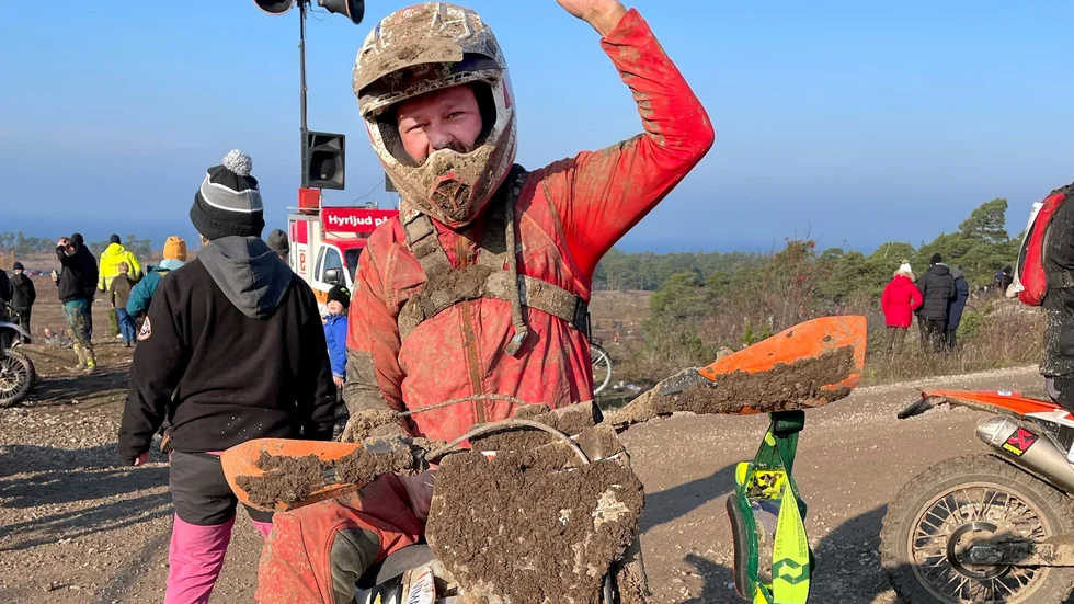 SMK Motalas Mattias Lindkvist höjer näven efter att han gått i mål i Gotland grand national. Sex varv och tionde plats bland alla motionärer i klassen 40-49 år blev det i återkomsten i GGN. 