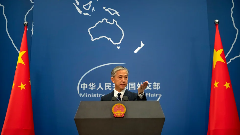 Wang Wenbin, talesperson för Kinas utrikesdepartement, slår tillbaka mot en amerikansk rapport om coronavirusets uppkomst.