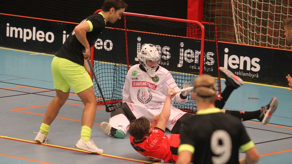 Solfjäderstaden, här Hugo Bjelksjö på fall i förra matchen mot Nyköping hemma, har det tungt i division 1-serien. Ny förlust mot Linköping FBC på fredagen.
