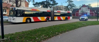 Buss i lättare kollision med personbil – sju personer drabbade