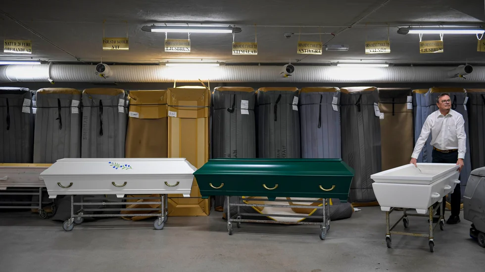 Thomas Thomsson, vd på Begravningsbyråernas transport i Stockholm AB visar olika modeller på kistor. Men kistan måste inte köpas genom begravningsbyrån – det går bra att komma med egna förslag.