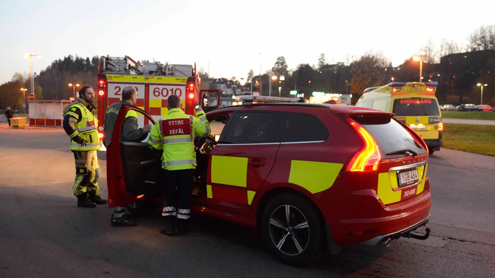 Räddningstjänsten och ambulans ryckte ut till olyckan.