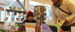 Färre barn lånar böcker i Västervik • Bibliotekariernas tips: Så ökar du barnens läslust