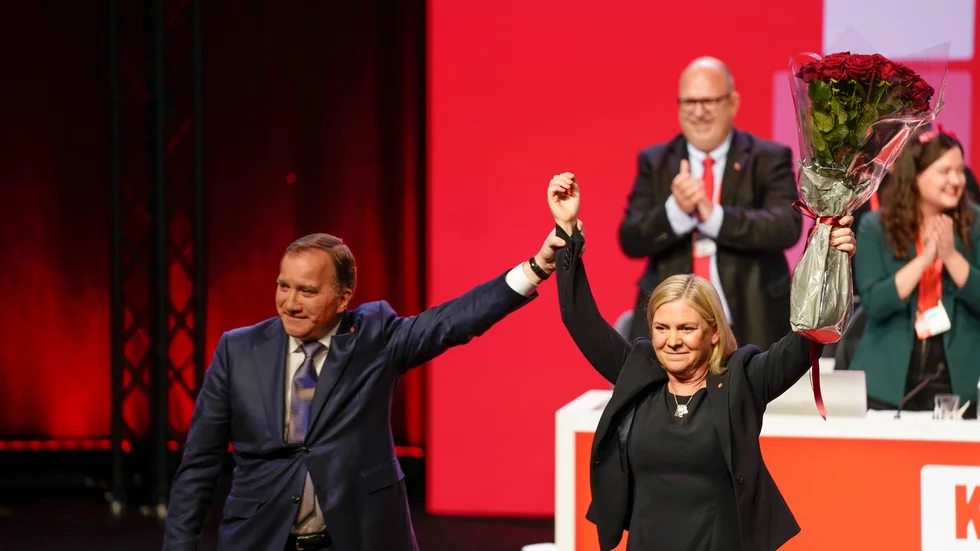 Socialdemokraterna har bra stöd enligt SCB och hade tillsammans med V och MP haft egen majoritet i riksdagen om det varit val i maj.
På bilden ser vi Stefan Löfven och Magdalena Andersson straxt efter att Andersson blivit vald till löfvens efterträdare.