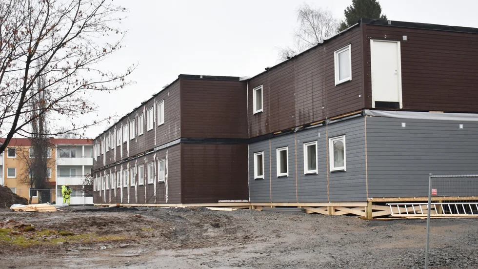 Modulerna har nyligen lyfts på plats, och de ska målas om till en enhetlig färg. 