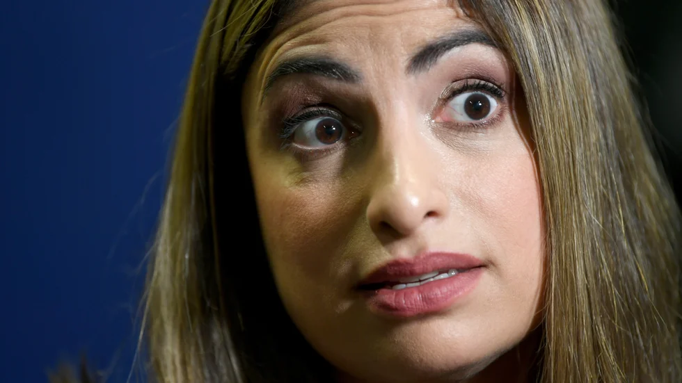 Vänsterpartiets ledare Nooshi Dadgostar vill att Magdalena Andersson (S) hör av sig. Arkivbild.