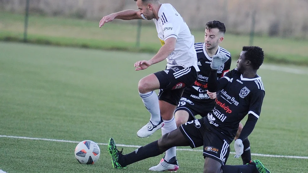 Joel Scherman och Alige Barrow snor med gemensamma krafter bollen av Motalas Valon Silka.