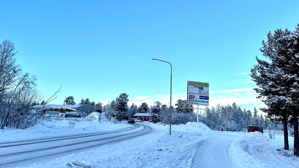 Vägen där det finns boende kommer att stängas av med en T-korsning. Istället för att bygga en ny väg lyfter vice kommunalrådet ett förslag om att trafiken ska dirigeras till höger. 