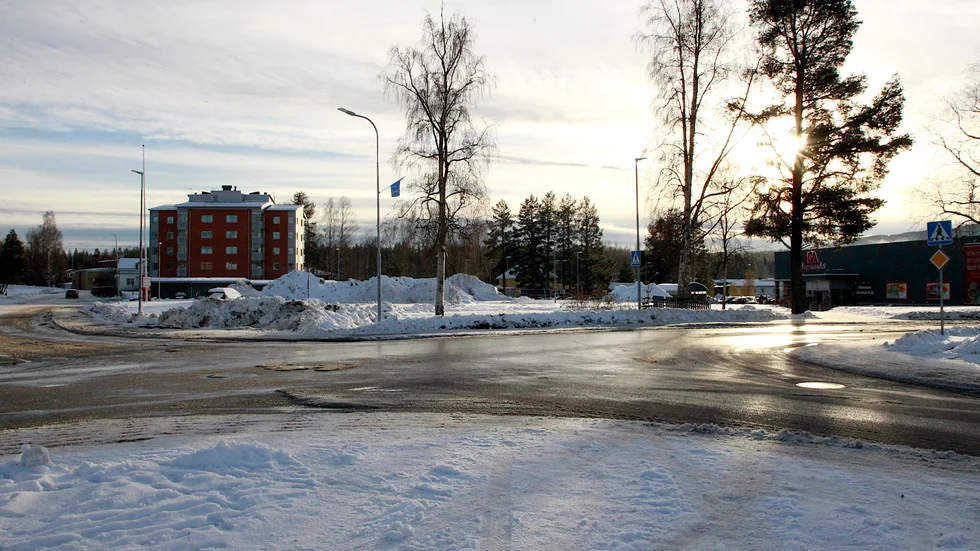 Förhoppningen var att Hyreshuset och Ica skulle få en ny granne rätt snart. Men världsläget har satt stopp för planerna och nu söker kommunen och bostadsbolaget Rehouse en väg framåt.