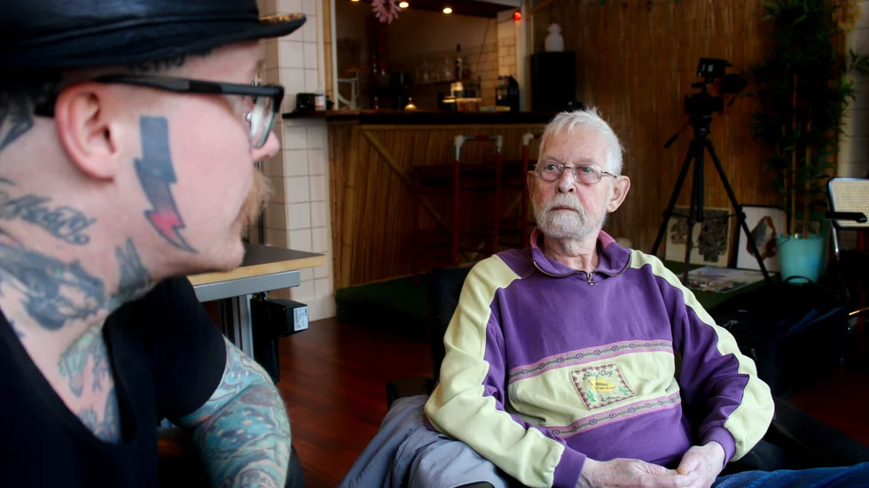 Björn Rallare och Roland Dernmark träffades för första gången för 20 år sedan. Då visade Roland sin tatuering på armen, som är två tärningar och under står det "Good luck".