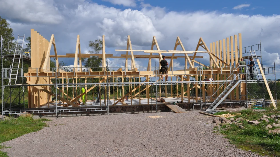 Efter branden 11 augusti 2020, reser sig nu en ny ladugård vid Råås kvarn.