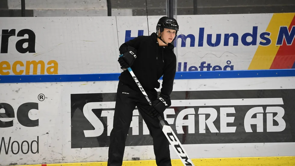 Tindra Holm var instruktör för den historiska tjejgruppen på Skellefteå AIK:s hockeyskola – nu ser hon fram emot en flytt till USA, och drömmer om att spela för Skellefteå AIK i SDHL.