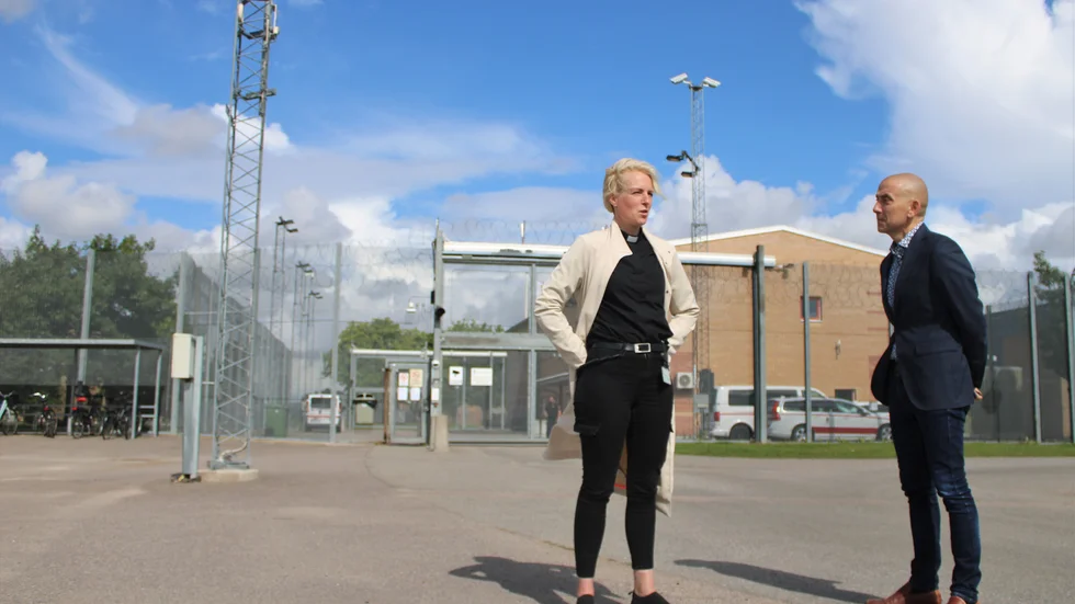 Lovisa Hagerfors, fängelsepräst,  berörs av de intagnas oro, men har samtidigt en förståelse för det större perspektivet också. 