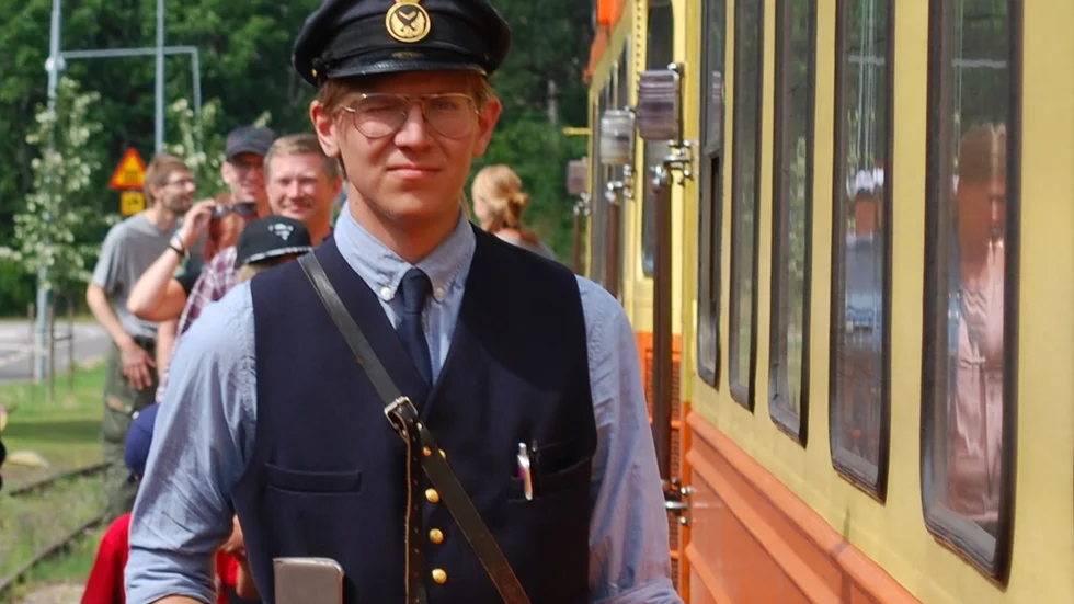 Hugo Kulas tycker att det är extra roligt att vara lokförare på rälsbussarna eftersom man kan prata mycket med resenärerna.