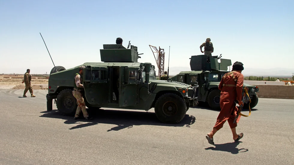 Afghanska säkerhetsstyrkor utanför staden Herat, där strider mot talibanerna ägt rum.