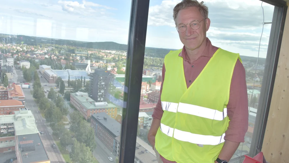 Hotelldirektören David Åberg är glad och stolt över vyerna som The Wood Hotel levererar från toppvåningarna.