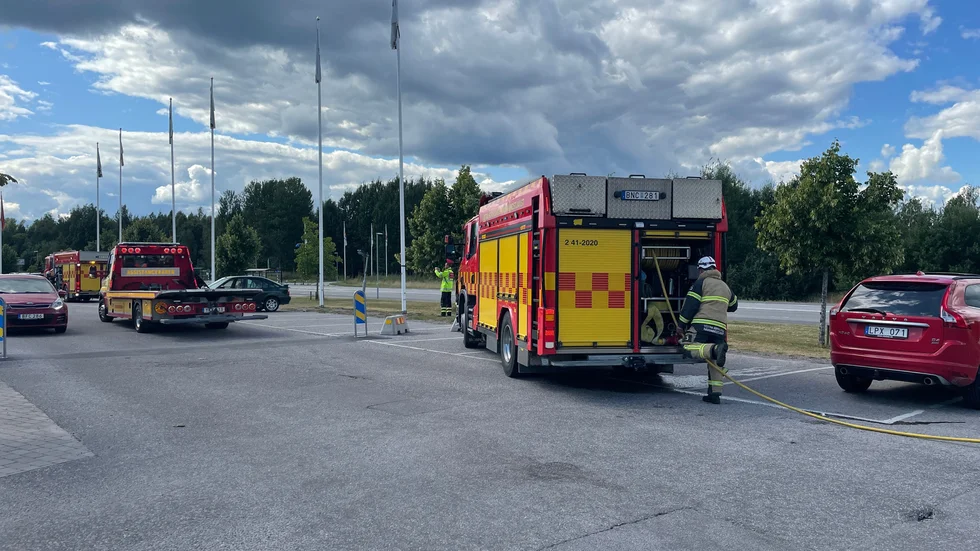 Räddningstjänsten fick släcka en bil som fattat eld under färd.