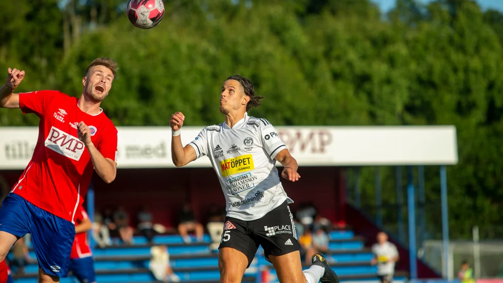 Alexandar Mutic går upp i en höjdduell. Det blev en jämn drabbning när Motala AIF gästade Karlslund i Örebro. "Det var en fattig match med få målchanser", säger Maif-anfallaren.