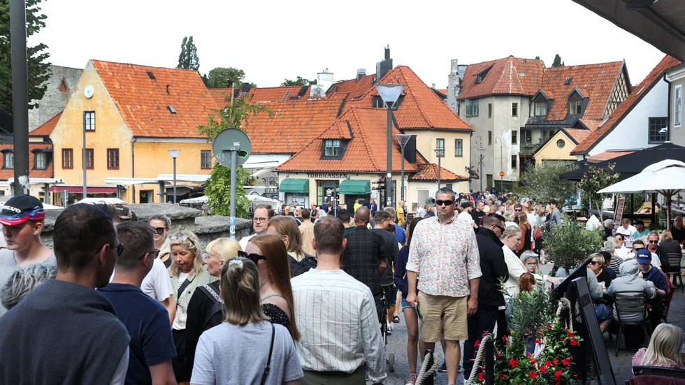 Stora torget fylls av folk och många köar till någon av lunchrestaurangerna. Att hålla avstånd är inte alltid det enklaste.