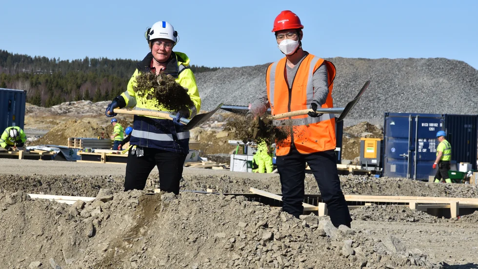I april tog Linda Hillergren, projektchef på Skanska, och Yun Lee, fabrikchef, första spadtaget för Dongjin Sweden AB:s fabrik på Skellefteå Site East.