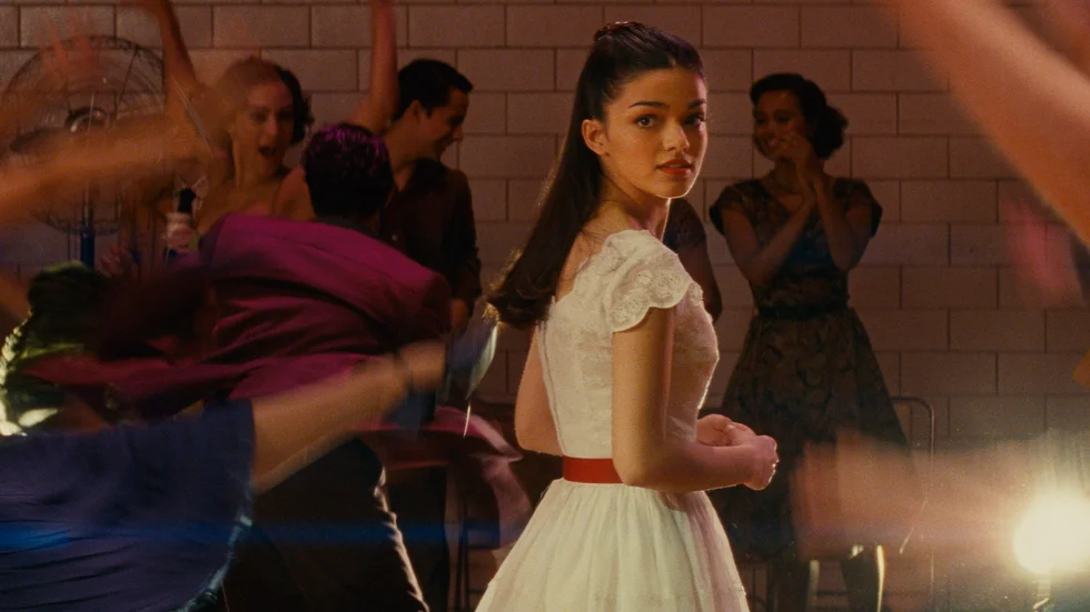 Rachel Zegler i rollen som Maria i en scen ur "West Side story" som har biopremiär i december. Pressbild