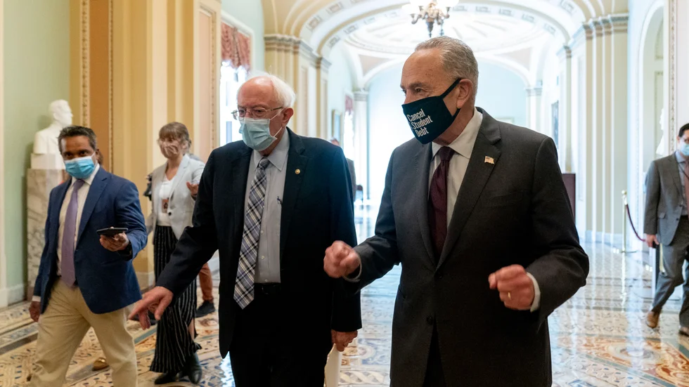 Senator Bernie Sanders och Demokraternas majoritetsledare i senaten Chuck Schumer på väg från ett budgetmöte i senaten på måndagen.
