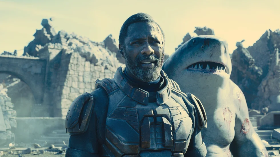 Bloodsport (Idris Elba) tillsammans med hajmonstret Nanaue (Sylvester Stallone) är väldigt bra på att döda på olika sätt och båda gör det mycket i "The Suicide Squad". Pressbild.