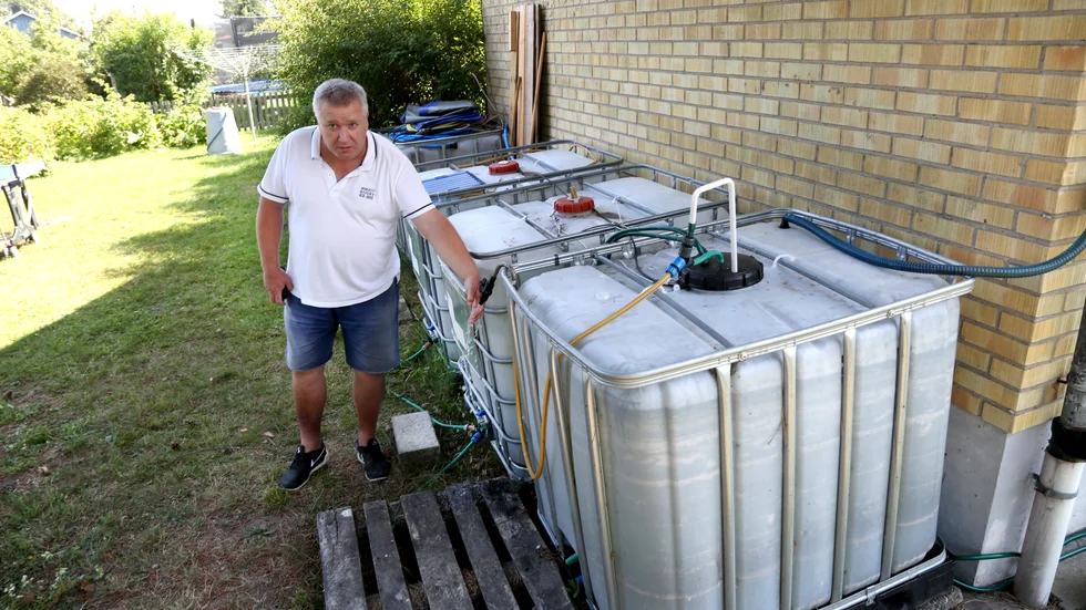Mats Ekedahl sparar regnvatten och med hjälp av sina tankar skulle han och hans fru årligen låta bli att spola ut omkring 30 kubik dricksvatten i havet. Men han får inte lov att koppla in sitt system.