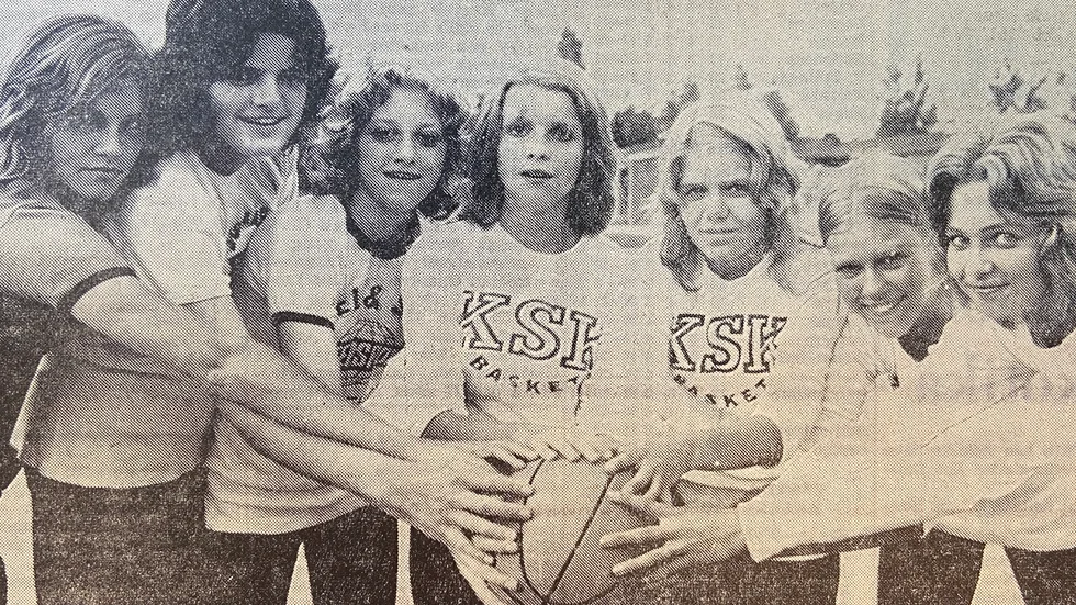 Bollkontakt för första gången den här säsongen. Från vänster: Kerstin Höghielm, Smilja Peric, Lillemor Nilsson, Erika Lindeflod, Monica Eriksson, Margareta Karlsson och Anette Lindström.