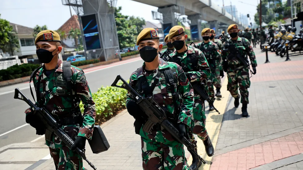 Indonesiska soldater patrullerar i huvudstaden Jakarta. Soldaterna på bilden har inget med artikeln att göra. Arkivbild.