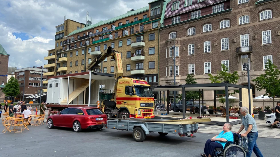 Läste i Kuriren om att Vinbaren ska bygga en uteplats liknande Akropolis. Fick en smärre chock när jag fick se den inglasade ”arbetarboden” i två våningar ute på torget! Så skriver signaturen "Besviken stadsbo".