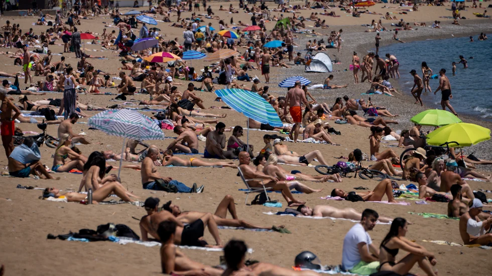 Solbadare i spanska Barcelona. Arkivbild.
