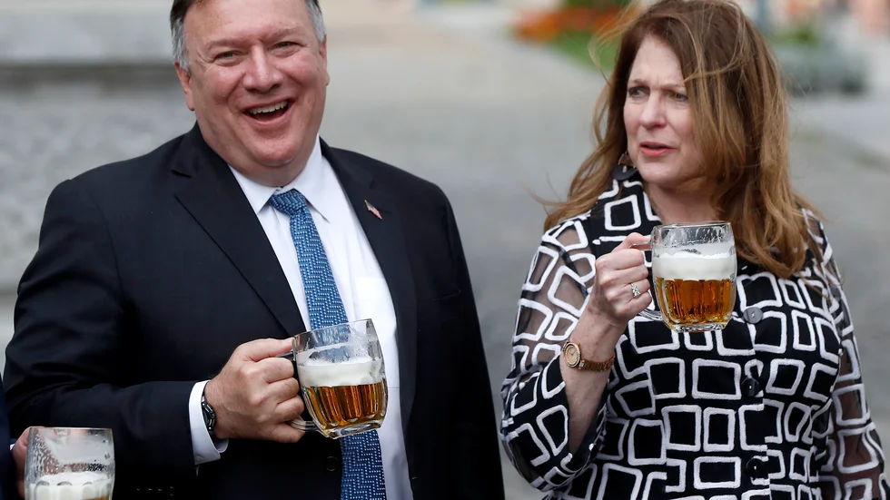 USA:s tidigare utrikesminister Mike Pompeo dricker öl tillsammans med frun Susan under ett besök i tjeckiska Prag 2020.