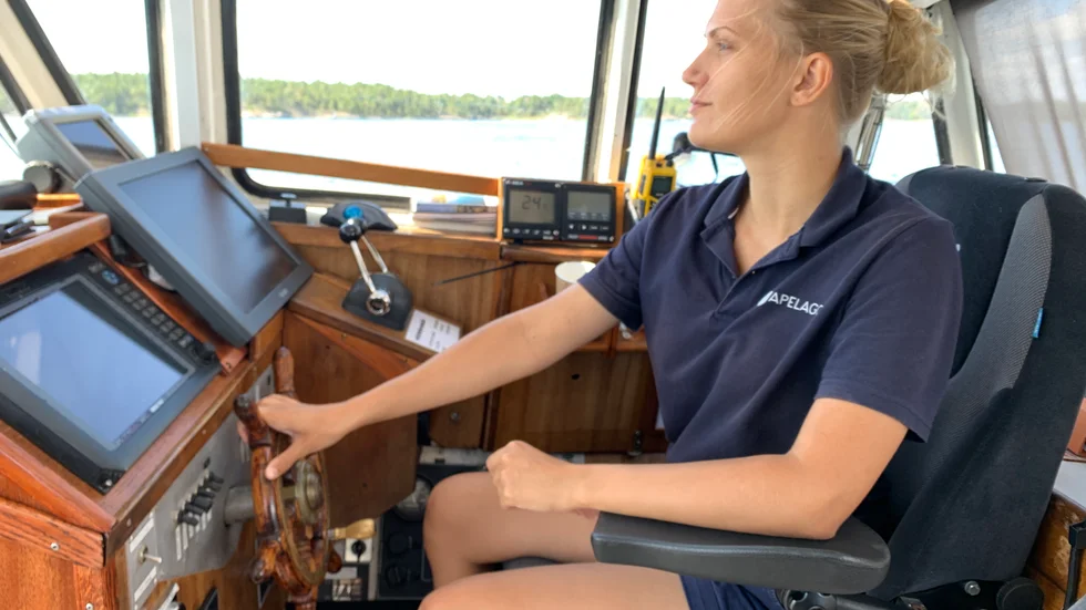  "Sjön känns helt rätt för mig" säger 20-åriga Elin Pettersson som kör passagerarbåt till Kråmö och Askö i sommar och fortsätter sin utbildning till skärgårdsskeppare i höst.