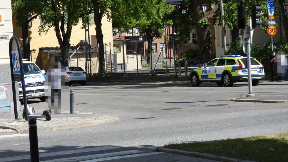 Polis talar med en av de drabbade i olyckan med elsparkcykel på Norra Promenaden.