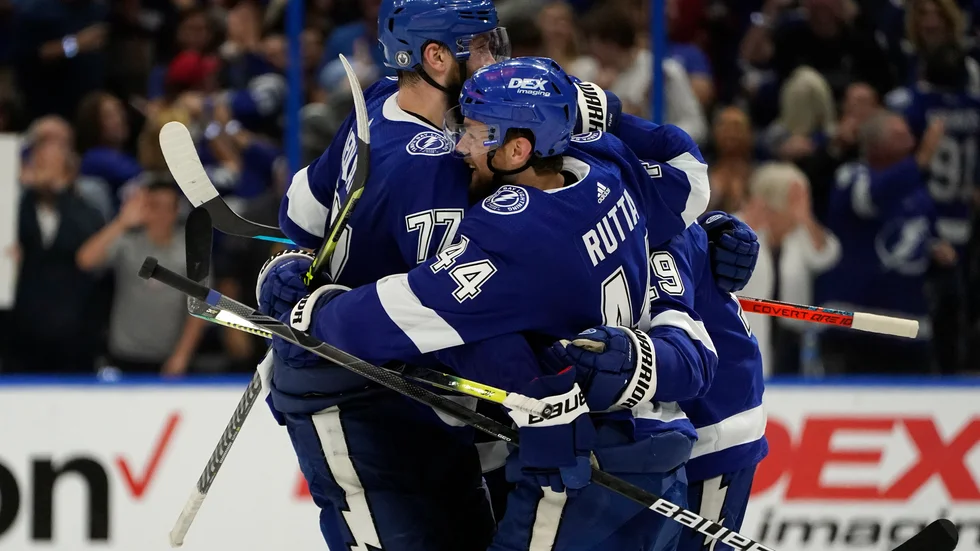 Tampa Bays Victor Hedman (77) och Jan Rutta (44) firar.