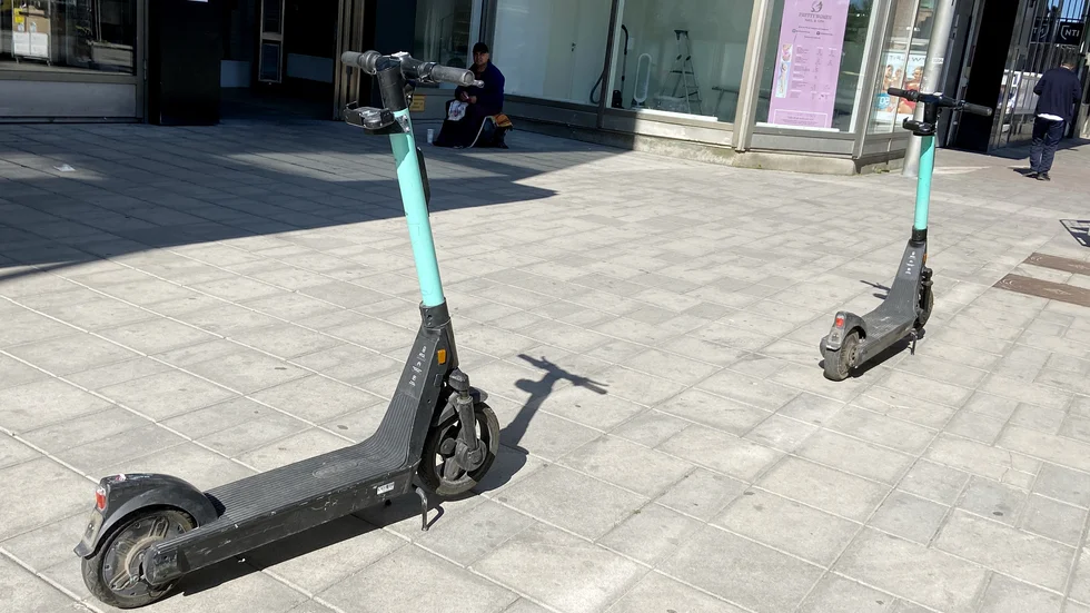 Vore det inte bättre idé att bolagen som hyr ut sparkcyklarna tillsammans med kommunen utvecklar en app eller en webbsida dit man ska kunna anmäla felparkeringar? Skriver signaturen "Varför krångla till det".