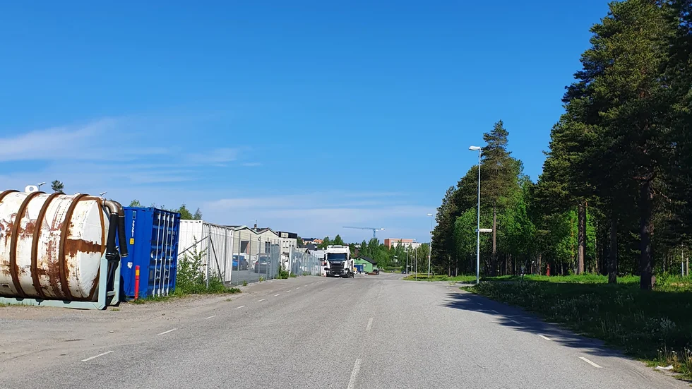 Genom att flytta den breda Föreningsgatan närmare järnvägsspåren gör man plats för nya bostäder på Lövskatan, föreslår Viola Stålnacke och andra Lövskatabor.